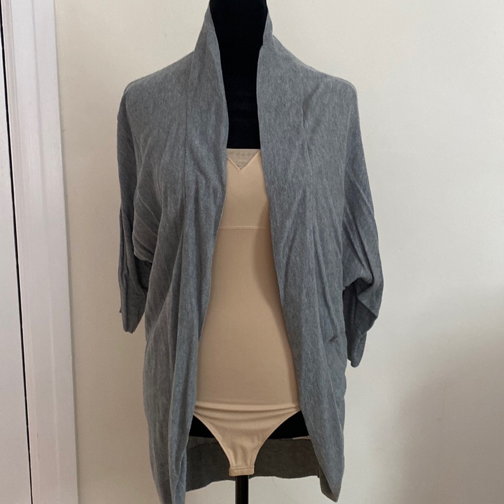 Grey mid-length 3/4 sleeve sweater